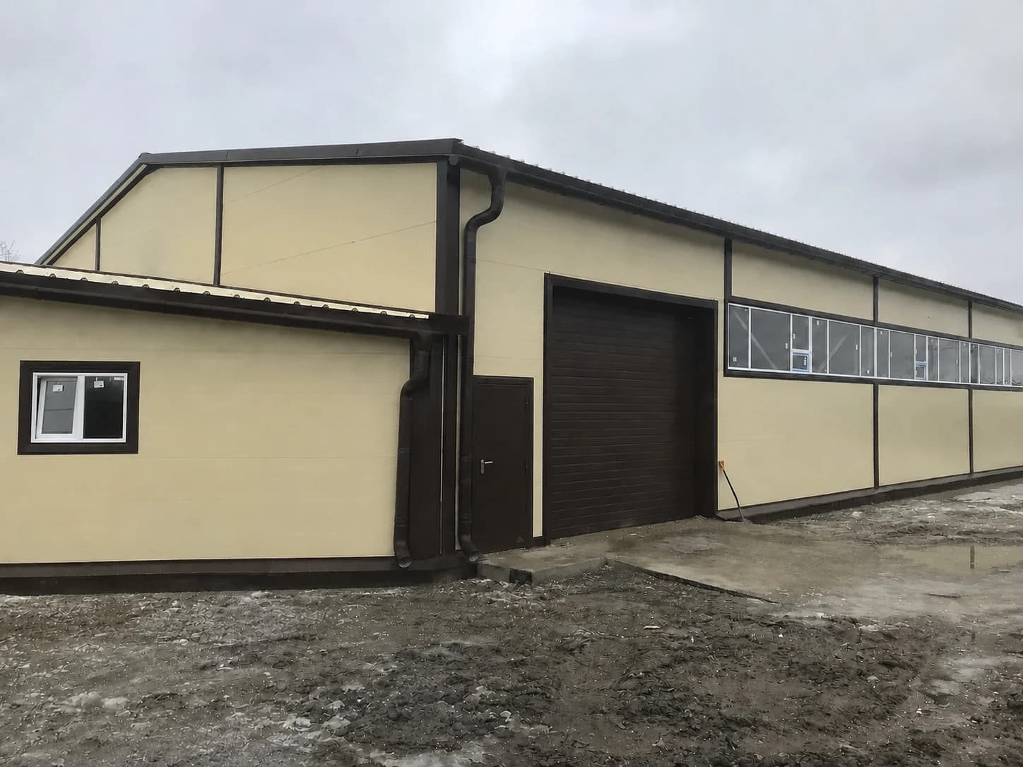 Ворота и фасад производственного здания Бенуа