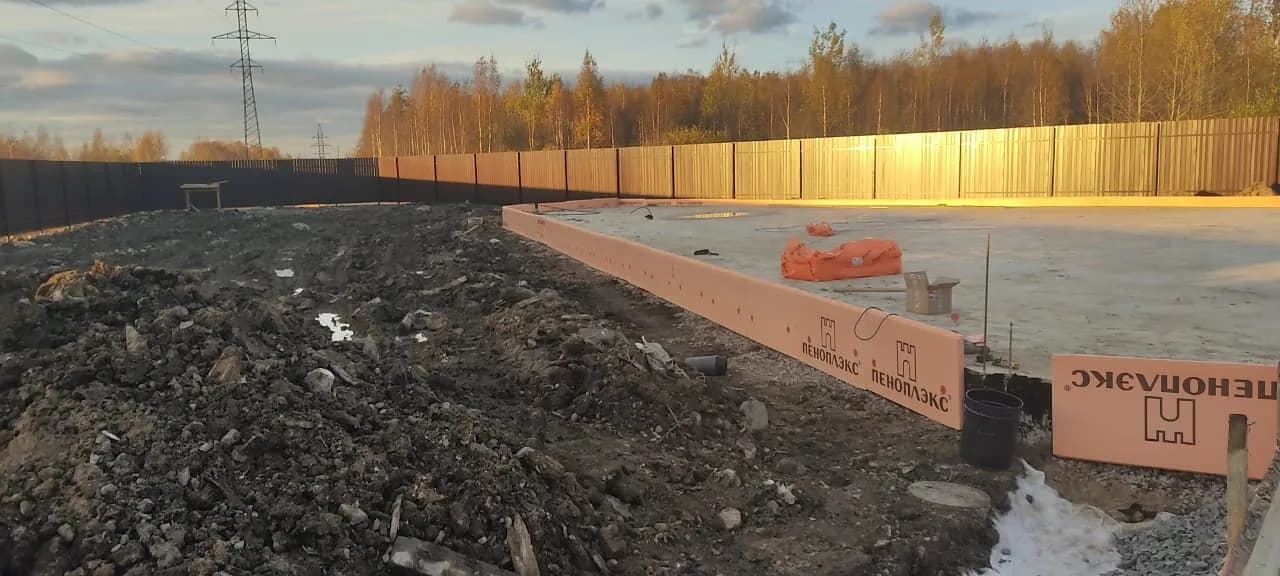 Плитное основание здания Бенуа в процессе строительства