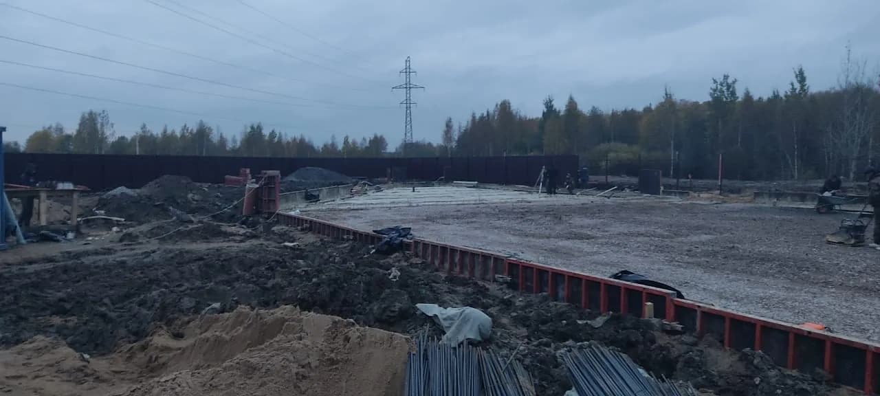 Основание производственного здания Бенуа до монтажа каркаса